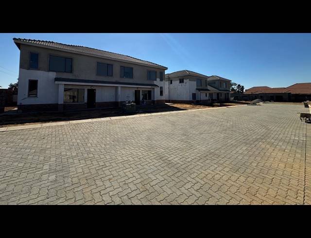 3 BEDROOM SECTIONAL TITLE FOR SALE IN WATERVAL EAST
